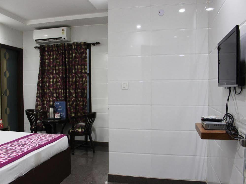 Oyo 2705 Hotel Preet Palace Neu-Delhi Exterior foto